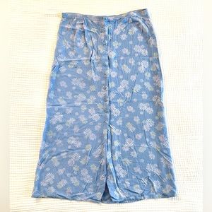 90s Eddie Bauer Daisy Floral A Line Midi Skirt - slit hem w/ buttons - Blue
